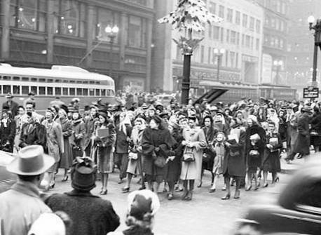 photo-chicago-state-street-christmas-shopping-crowd-streetcars-1947